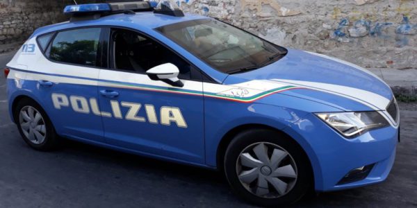 Catania, tenta di strangolare la madre per strada: arrestato