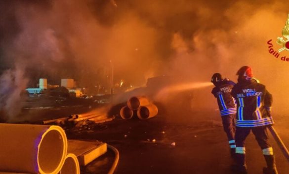 Catania, incendio in un'azienda di materiali edili: la colonna di fumo visibile da tutta la città