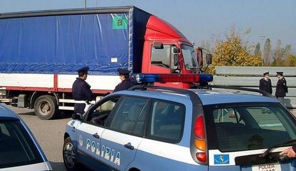 Catania, tentano furto su un camion parcheggiato nell’area di servizio: fermati e denunciati