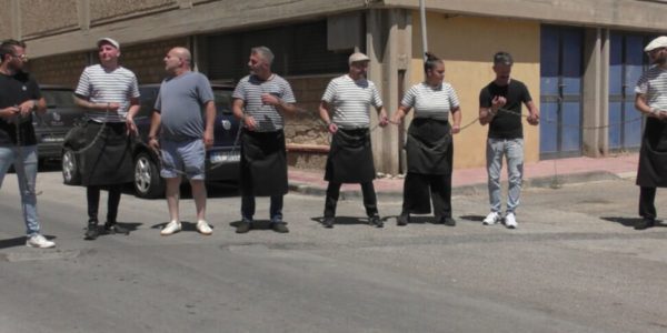 In catene davanti al Palasport di Porto Empedocle per impedire l'ingresso dei migranti