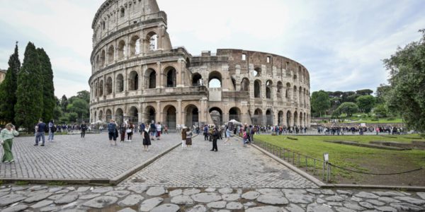 «Centurione» del Colosseo condannato: «Ha toccato il seno a una ragazza», la vittima è di Palermo