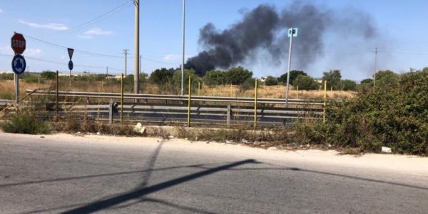 Colonne di fumo nero, incendio a Vittoria: vigili del fuoco in azione