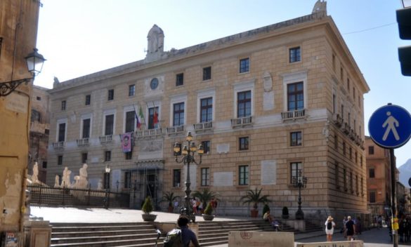 Comuni, Palermo raddoppia l'indennità del sindaco: guadagnerà oltre 13 mila euro