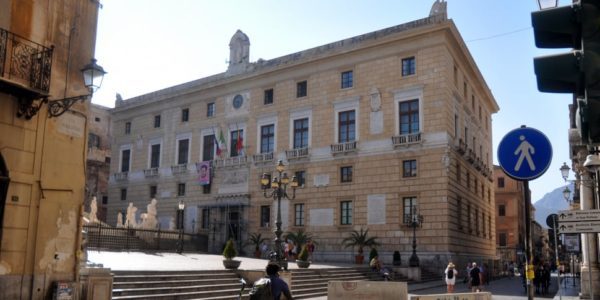 Comuni, Palermo raddoppia l'indennità del sindaco: guadagnerà oltre 13 mila euro