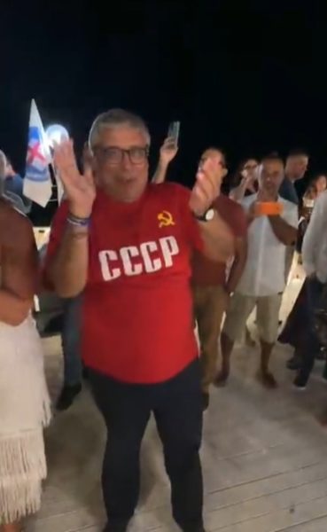 Cuffaro maglia rossa Cccp e pugno chiuso canta Bella ciao