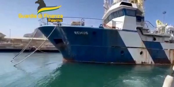 Custode giudiziario di una nave confiscata ruba l'olio del motore, arresto convalidato a Palermo