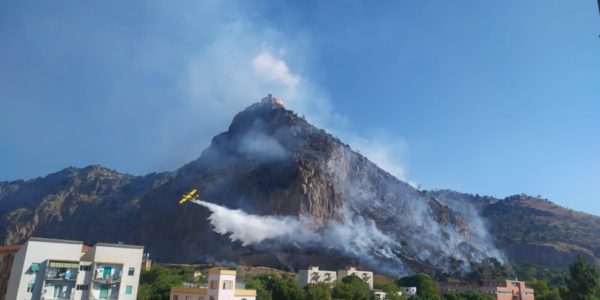 Da Aragona a Sciacca, da Adrano a Monterosso Almo: sedici incendi in Sicilia per Ferragosto