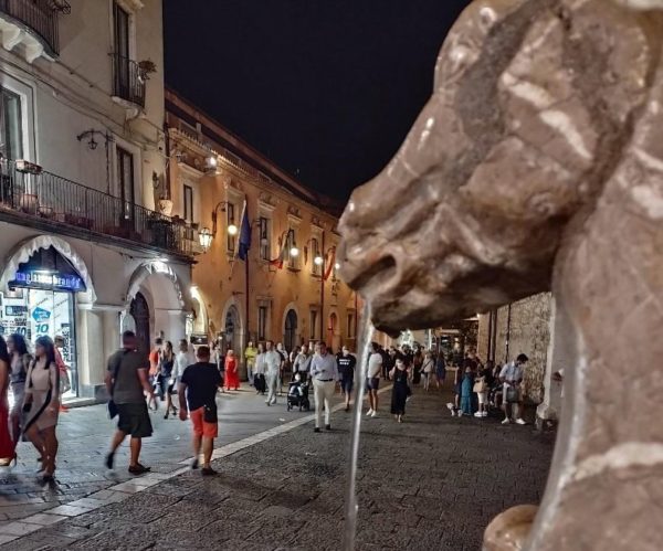 Taormina, “Corso Umberto non è stato ben pulito”: è scontro tra De Luca e la Tekra