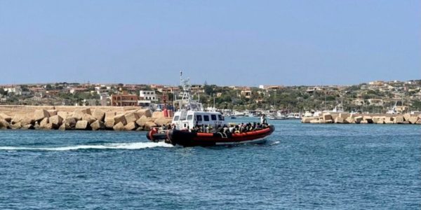 Dieci sbarchi a Lampedusa, arrivati 334 migranti