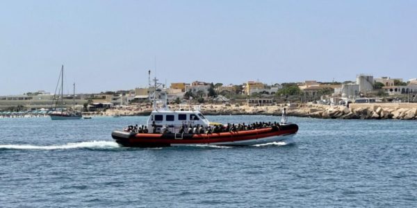 Dieci sbarchi con 359 persone a Lampedusa: 2 mila dinari per la traversata