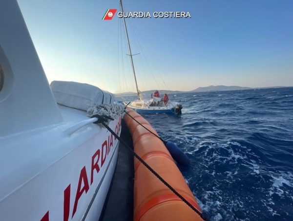 Tre diportisti in difficoltà su una barca a vela ad Augusta: soccorsi dalla Guardia Costiera