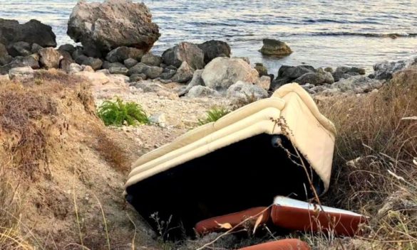 Divano vista mare a Palma di Montechiaro, costa invasa dai rifiuti