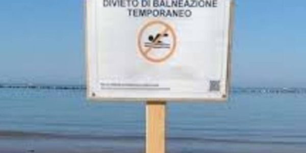 Schiuma in mare, divieto di balneazione in un tratto di costa a Carini