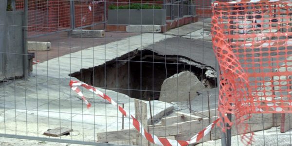 C'è la voragine e l'ambulanza non passa: donna muore in via Rampolla, a Palermo