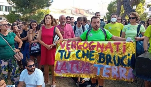 Dopo emergenza incendi, sit-in di protesta davanti all'Ars