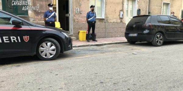 Derubano e picchiano una famiglia, i video incastrano due giovani a Canicattì