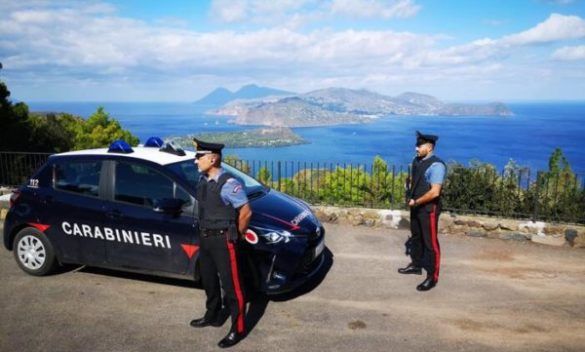 Incendio a Vulcano, due turisti denunciati dai carabinieri