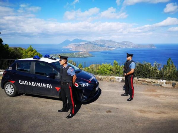 Incendio a Vulcano, due turisti denunciati dai carabinieri