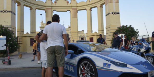 Educazione stradale, a Palermo fa tappa la campagna della polizia con la Lamborghini