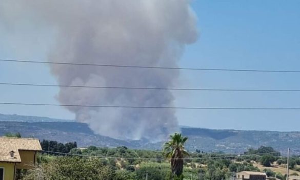 Grosso incendio a Siracusa, in azione elicotteri e canadair