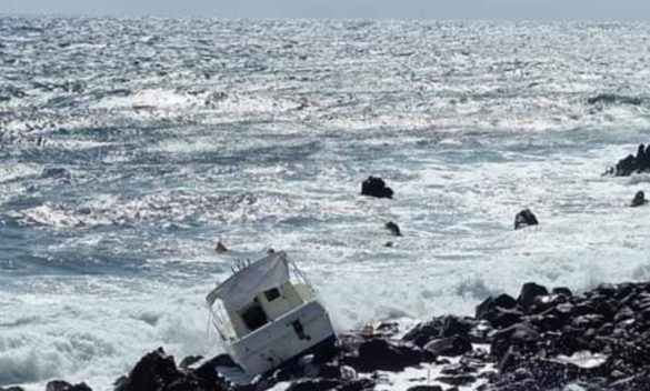 Eolie messe in crisi dal forte vento di ponente, a Rinella barca finisce sugli scogli