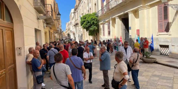 Ex Provincia di Trapani, protesta dei dipendenti: chiedono contratti a tempo pieno