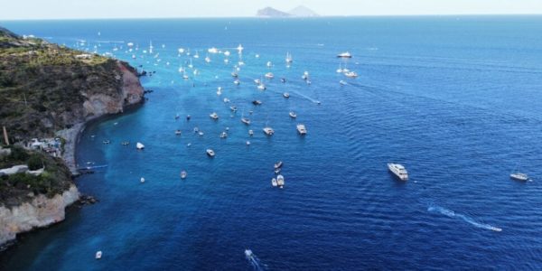 Ferragosto alle Eolie con Mr. Rain, tra Lipari e Panarea spuntano gli yacht faraonici