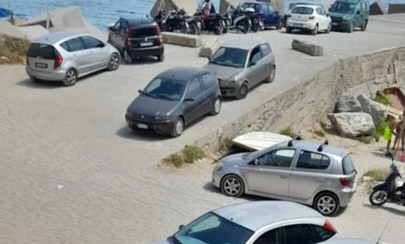 Arriva Ferragosto e sulla costa di Palermo spuntano le tendopoli: il Comune convoca un vertice