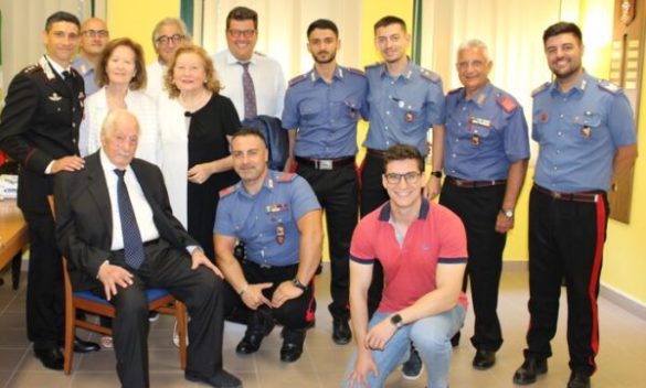 Festeggia i 102 anni in caserma con i colleghi carabinieri