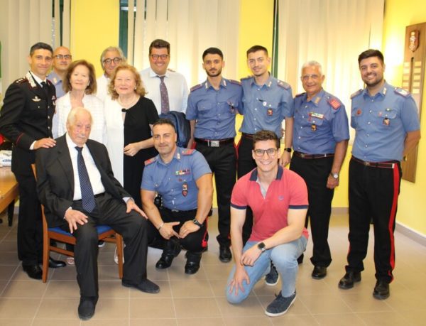 Festeggia i 102 anni in caserma con i colleghi carabinieri