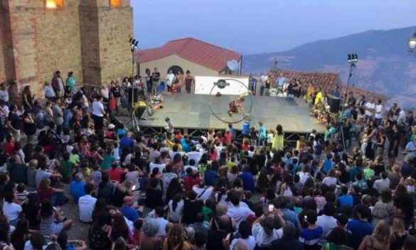 Festival teatro da strada a Pollina: due giorni di spettacoli con acrobati e clown