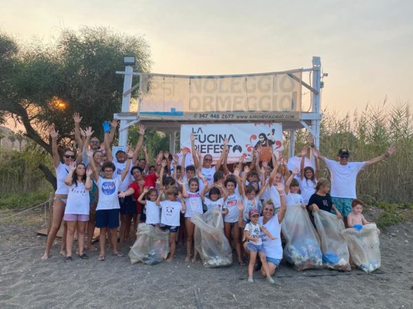 Vulcano: si è conclusa la seconda edizione di «Bimbi felici spiagge pulite»