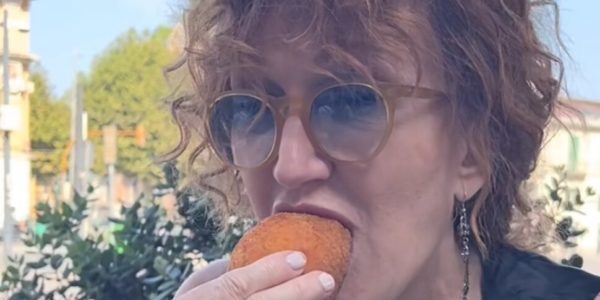 Fiorella Mannoia: "A Messina ho mangiato un arancino". Ficarra e Picone la correggono: "Si dice arancinA!"