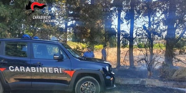 Fiumefreddo, scoperti mentre appiccano incendi: arrestato pensionato, denunciato 53enne