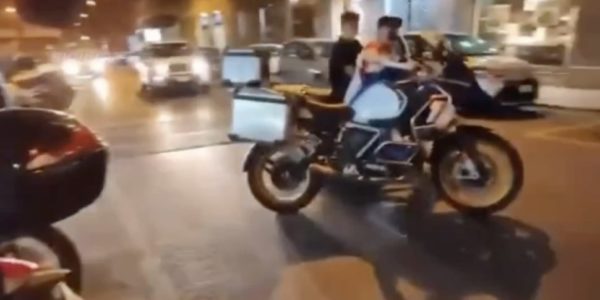 Furto di una moto sventato con la diretta social, due ragazzini in fuga a Palermo