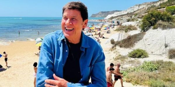 Gianni Morandi torna in Sicilia: "La Scala dei Turchi una meraviglia assoluta"