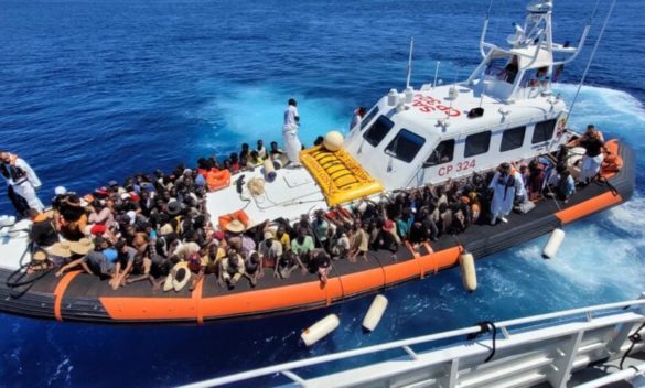 I naufragi di Lampedusa, poche speranze di ritrovare i 33 dispersi. Il sindaco: Meloni venga sull'isola