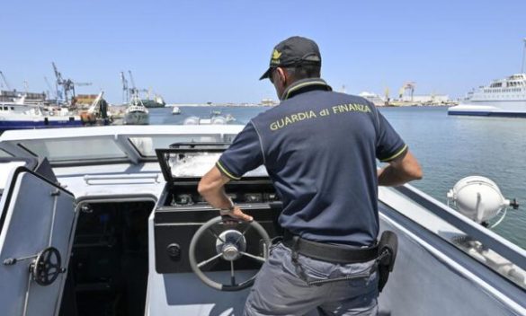 Custode giudiziario d'una nave confiscata ruba l'olio del motore