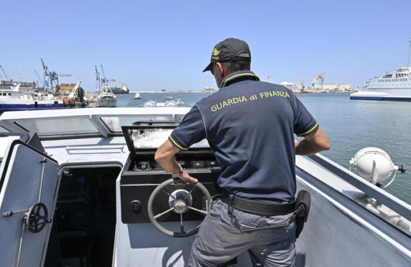 Custode giudiziario d'una nave confiscata ruba l'olio del motore