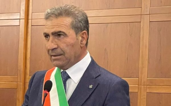 Il sindaco di Canicattì e due consiglieri passano con Forza Italia