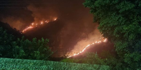 Incendi, notte da incubo a Ragusa: fiamme per oltre dieci ore in contrada Scassale