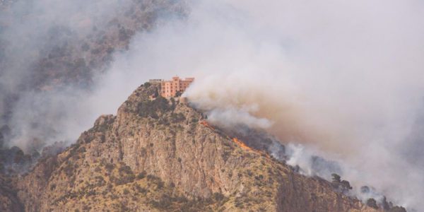 Incendio a Monte Pellegrino, i precedenti: dal rogo del 2016, a quello causato dai fumogeni dei tifosi del Palermo