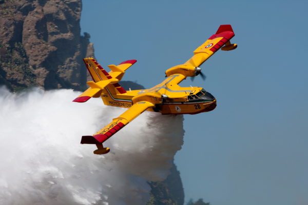 Incendio a Nicosia, fiamme lambiscono case