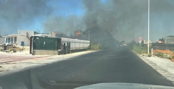 Incendio a Vittoria sulla statale 115, quattro Comuni isolati per tre ore dalle fiamme