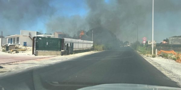 Incendio a Vittoria sulla statale 115, quattro Comuni isolati per tre ore dalle fiamme