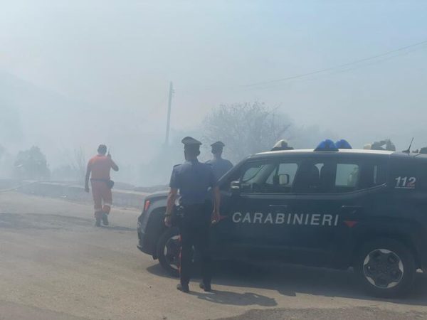 Incendio nel vallone che costeggia l'aeroporto di Birgi