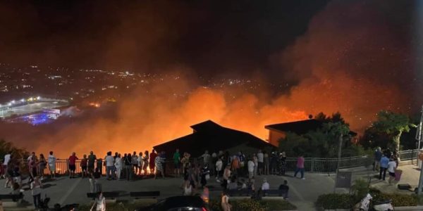 Notte di fuoco e paura a Campofelice di Roccella: «Cinque ore nell'inferno»