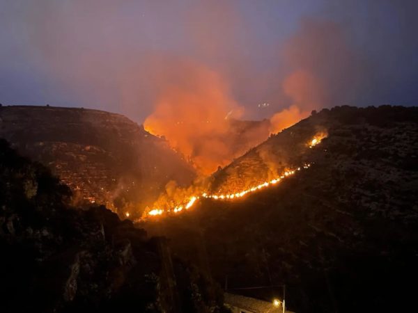 Pauroso incendio a Ragusa, il sindaco: «E’ stata una brutta notte»