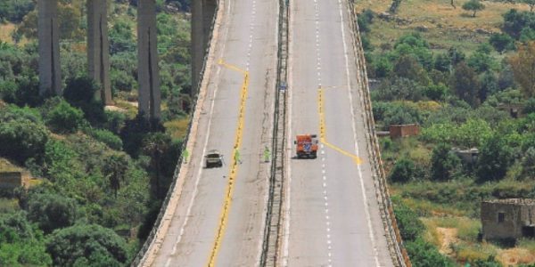 Incidente ad Agrigento: scontro tra un suv e un'auto sul ponte Morandi, feriti i conducenti