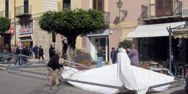 Incidente a Licata, scooter si schianta contro un palco: due feriti gravi